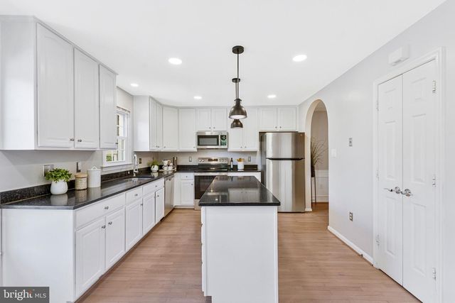 2000 GALLOWS TREE LN, Vienna, VA 22182