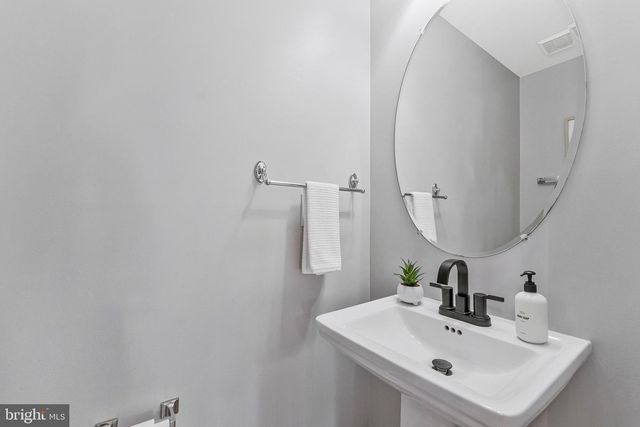2000 GALLOWS TREE LN, Vienna, VA 22182