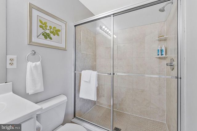 2000 GALLOWS TREE LN, Vienna, VA 22182