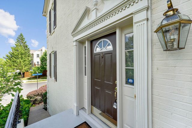 2000 GALLOWS TREE LN, Vienna, VA 22182