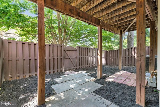 2000 GALLOWS TREE LN, Vienna, VA 22182