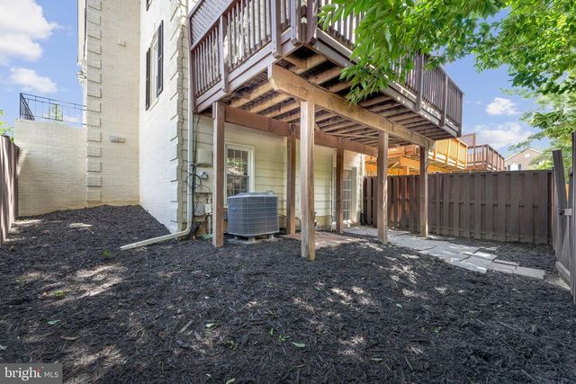2000 GALLOWS TREE LN, Vienna, VA 22182