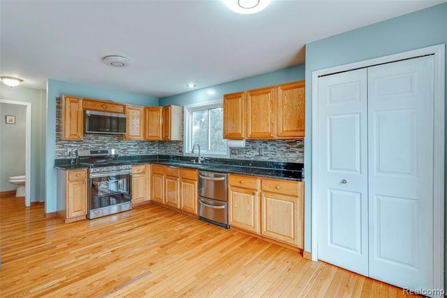 43470 Algonquin Drive, Novi, MI 48375