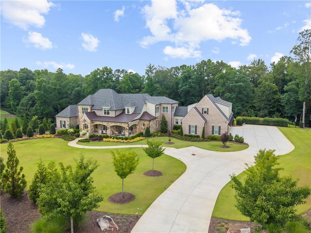Image 2 of property listing at 570 Lost River Bend, Milton, GA 30004