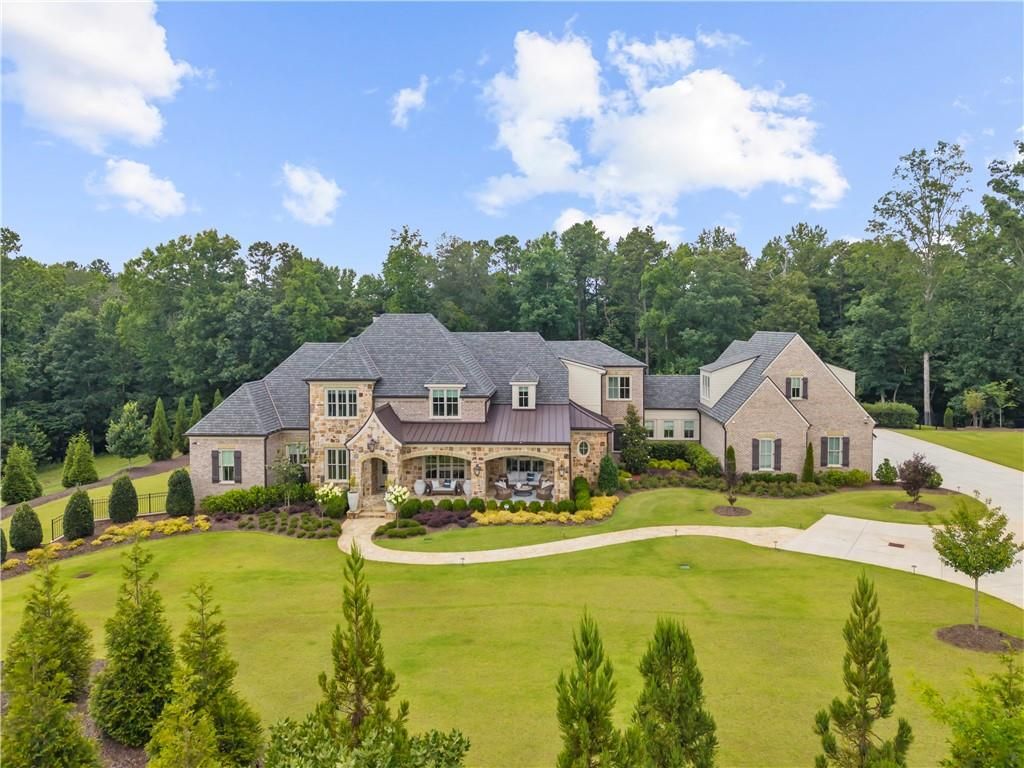 Image 3 of property listing at 570 Lost River Bend, Milton, GA 30004