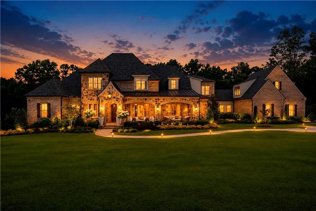 Image 4 of property listing at 570 Lost River Bend, Milton, GA 30004