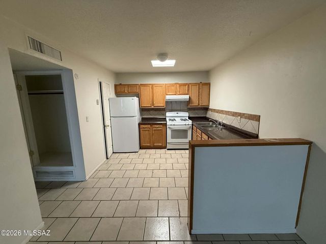 5425 E 30th St Apt 3, Tucson, AZ 85711