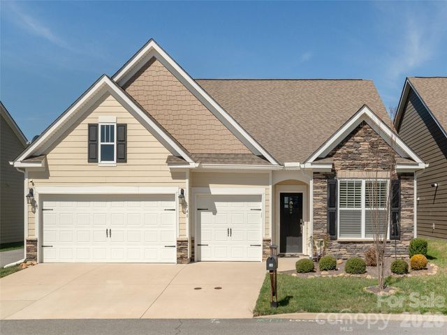 748 Summerfield Place, Flat Rock, NC 28731