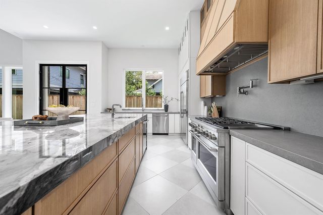 408 W 30th Street, Houston, TX 77018
