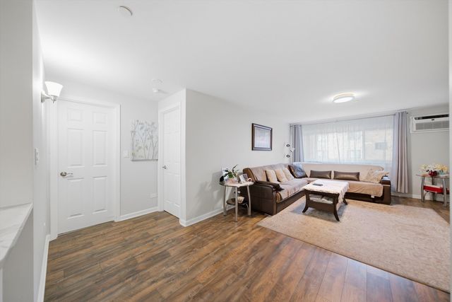 8812 Briar Court 2D, Des Plaines, IL 60016