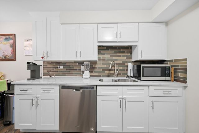8812 Briar Court 2D, Des Plaines, IL 60016
