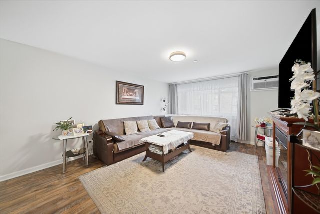 8812 Briar Court 2D, Des Plaines, IL 60016