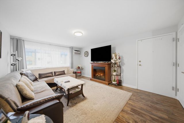 8812 Briar Court 2D, Des Plaines, IL 60016