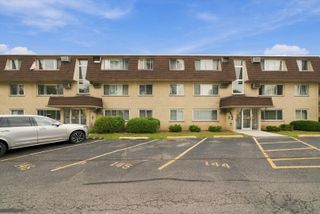 8812 Briar Court 2D, Des Plaines, IL 60016