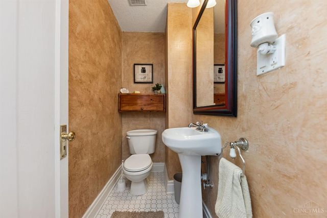 3841 Virginia Court, Cincinnati, OH 45248