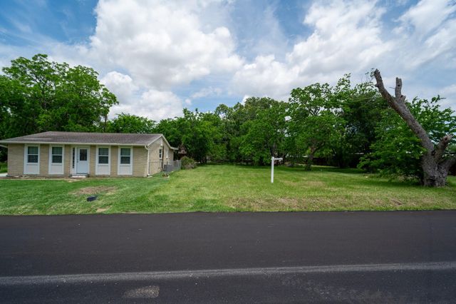 402 Bay Oaks Drive, La Porte, TX 77571