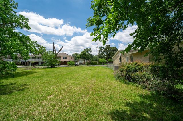402 Bay Oaks Drive, La Porte, TX 77571