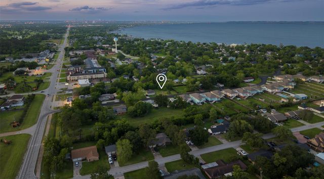 402 Bay Oaks Drive, La Porte, TX 77571