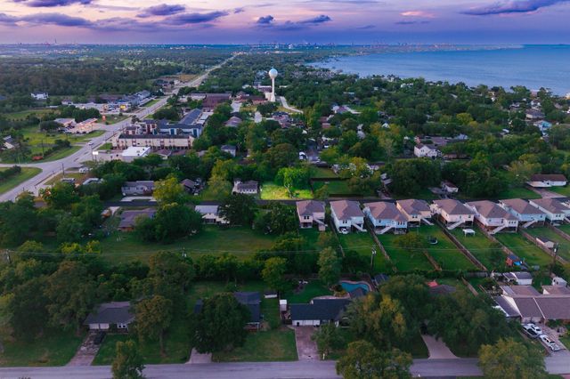 402 Bay Oaks Drive, La Porte, TX 77571