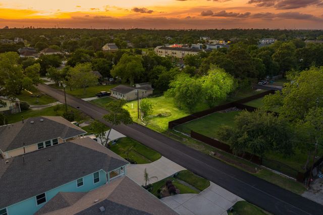402 Bay Oaks Drive, La Porte, TX 77571