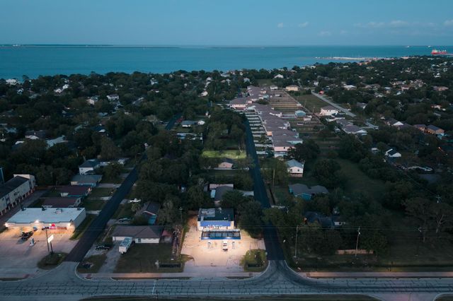 402 Bay Oaks Drive, La Porte, TX 77571