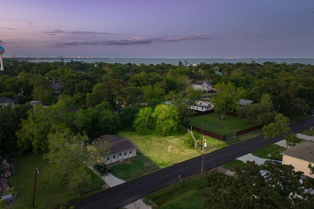 402 Bay Oaks Drive, La Porte, TX 77571