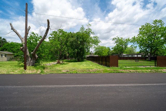 402 Bay Oaks Drive, La Porte, TX 77571