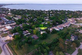 402 Bay Oaks Drive, La Porte, TX 77571