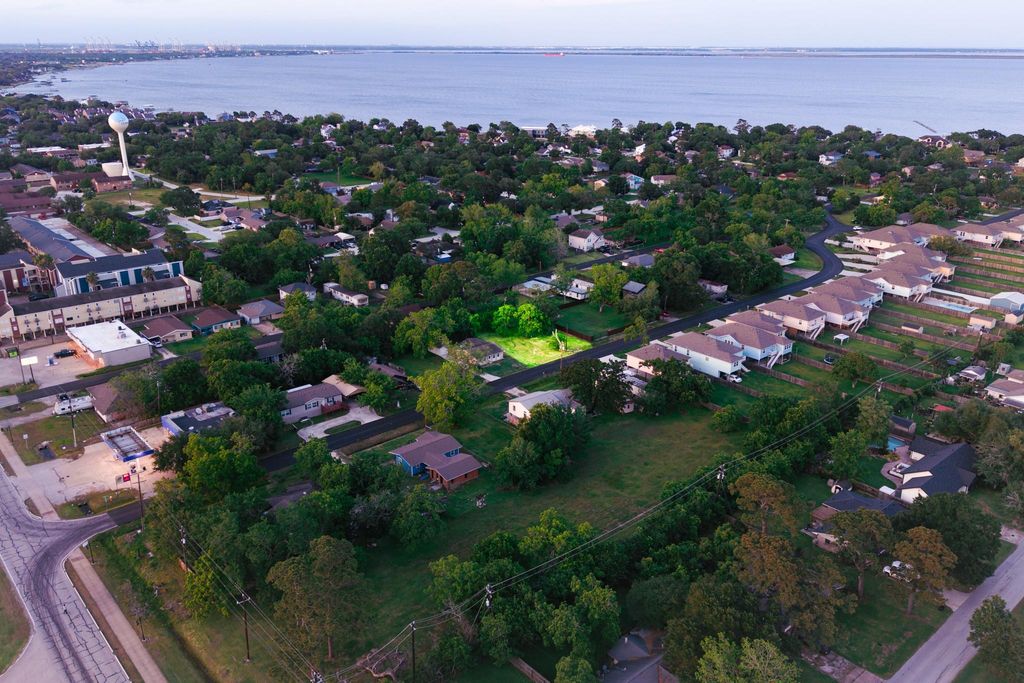 402 Bay Oaks Drive, La Porte, TX 77571