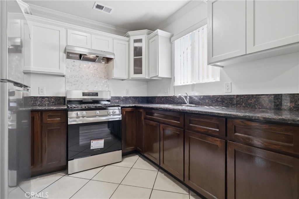 Image 10 of property listing at 1614 W 39th Place, Los Angeles, CA 90062