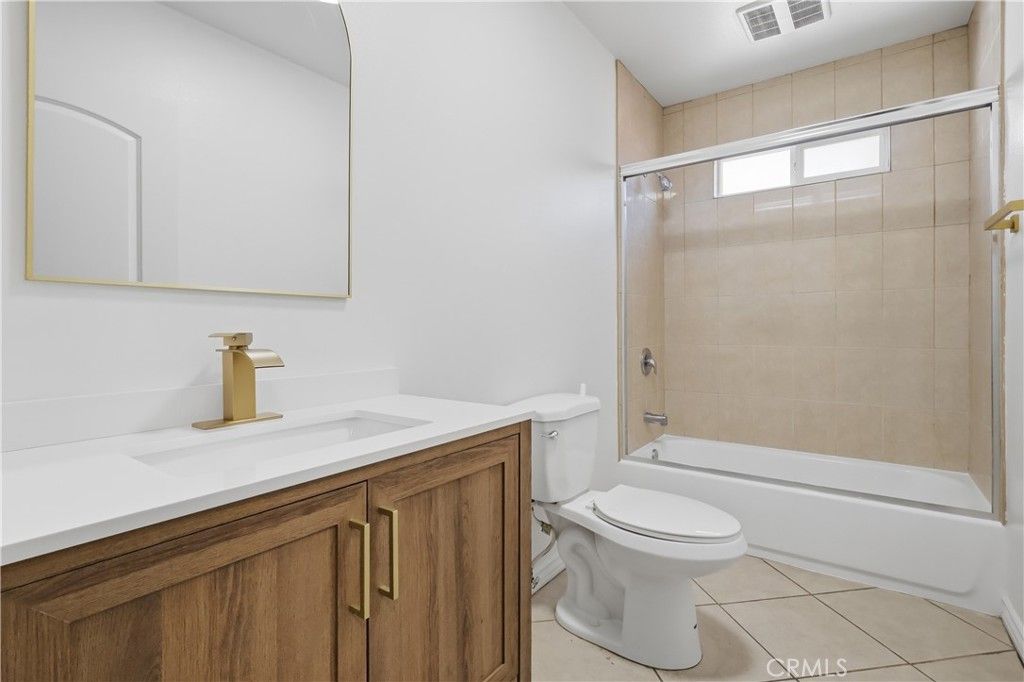 Image 11 of property listing at 1614 W 39th Place, Los Angeles, CA 90062