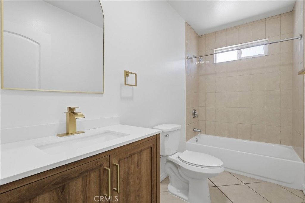 Image 16 of property listing at 1614 W 39th Place, Los Angeles, CA 90062