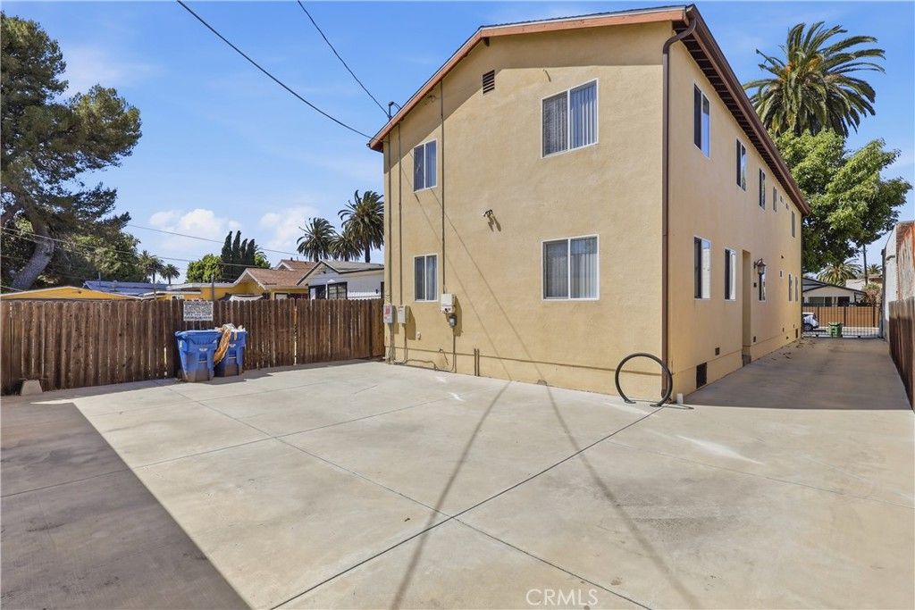 Image 2 of property listing at 1614 W 39th Place, Los Angeles, CA 90062