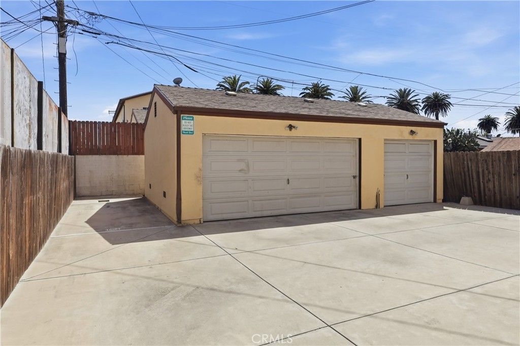 Image 3 of property listing at 1614 W 39th Place, Los Angeles, CA 90062