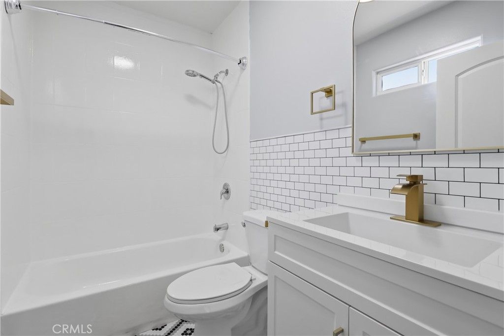 Image 35 of property listing at 1614 W 39th Place, Los Angeles, CA 90062