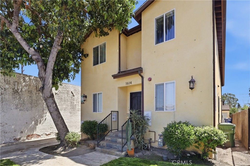 Image 37 of property listing at 1614 W 39th Place, Los Angeles, CA 90062