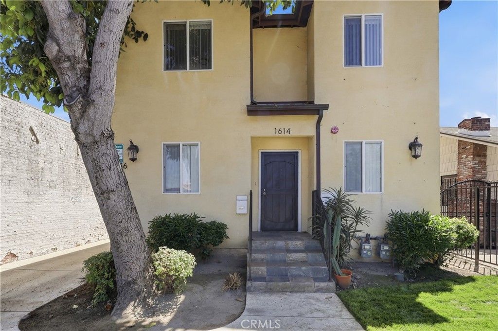 Image 4 of property listing at 1614 W 39th Place, Los Angeles, CA 90062