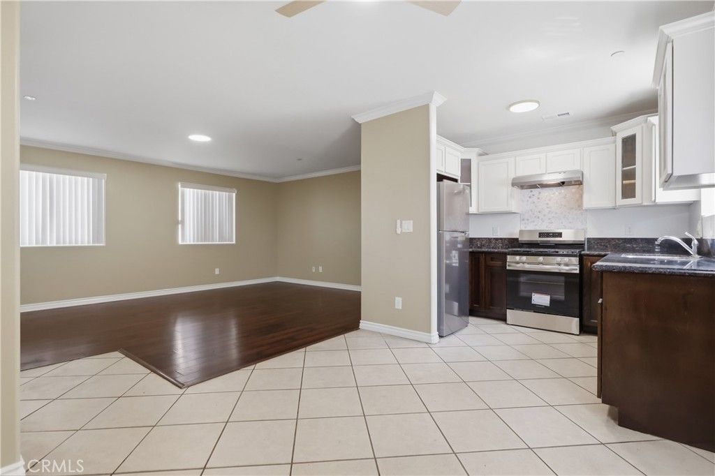 Image 9 of property listing at 1614 W 39th Place, Los Angeles, CA 90062