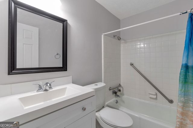 574 Horseshoe Circle SW, Lilburn, GA 30047