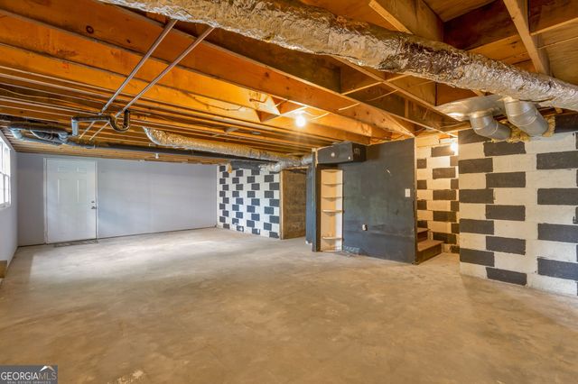 574 Horseshoe Circle SW, Lilburn, GA 30047