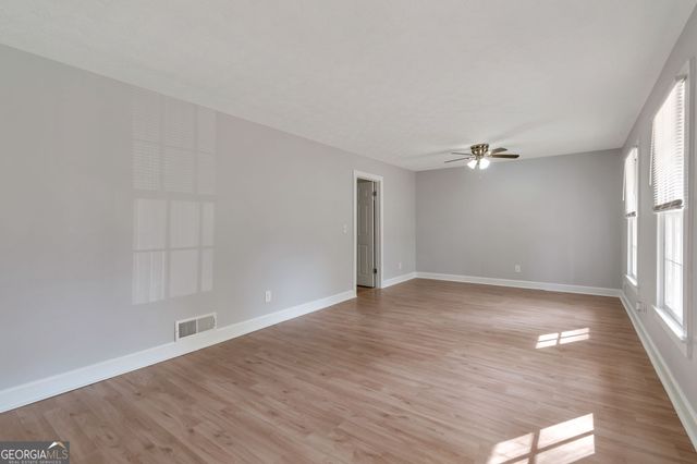 574 Horseshoe Circle SW, Lilburn, GA 30047