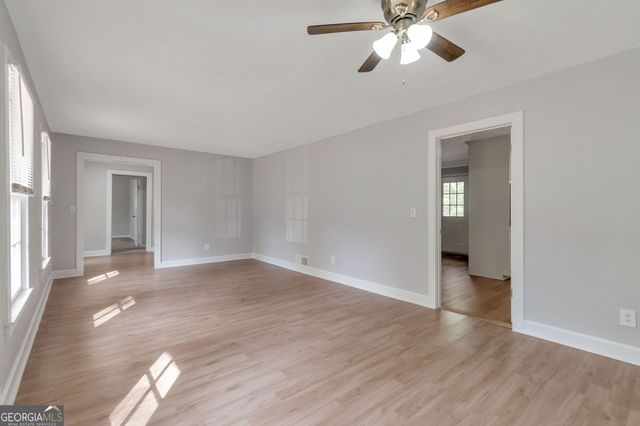 574 Horseshoe Circle SW, Lilburn, GA 30047