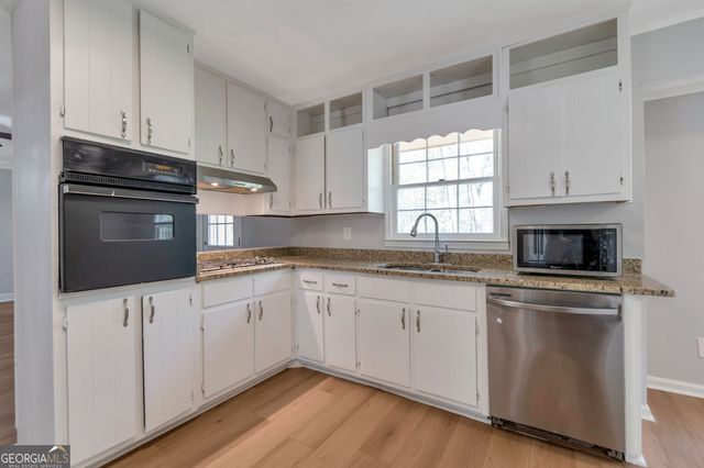 574 Horseshoe Circle SW, Lilburn, GA 30047