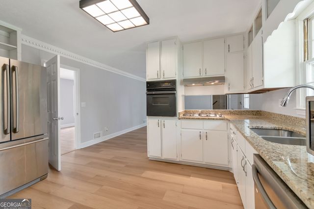 574 Horseshoe Circle SW, Lilburn, GA 30047