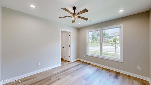 8207 Roseborough Rd, Louisville, KY 40228