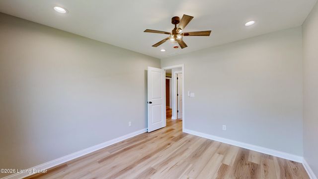 8207 Roseborough Rd, Louisville, KY 40228