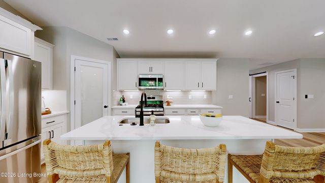 8207 Roseborough Rd, Louisville, KY 40228