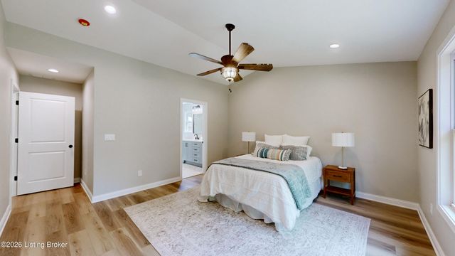 8207 Roseborough Rd, Louisville, KY 40228