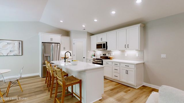 8207 Roseborough Rd, Louisville, KY 40228