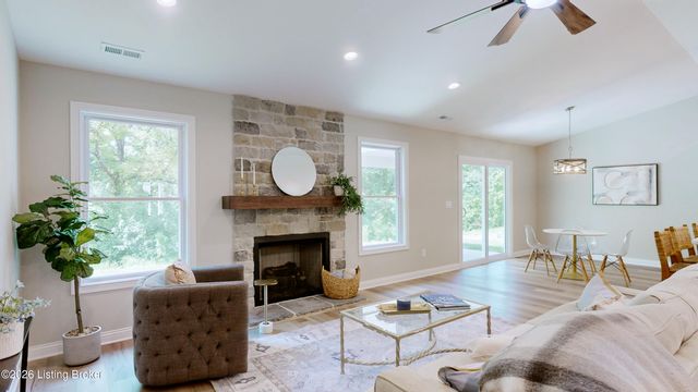 8207 Roseborough Rd, Louisville, KY 40228